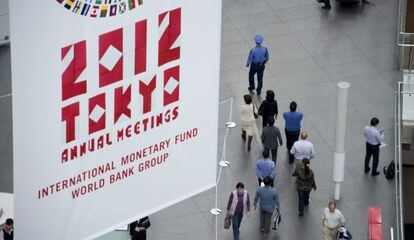 Un cartel anuncia la asamblea del FMI en Tokio (Japón)