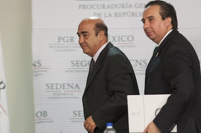 Jesús Murillo Karam entonces procurador y Tomás Zerón director de la Agencia de Investigación Criminal durante una conferencia de prensa el 14 de octubre del 2014.