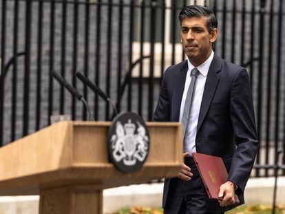 El primer ministro británico, Rishi Sunak, se dispone a comparecer en Downing Street.