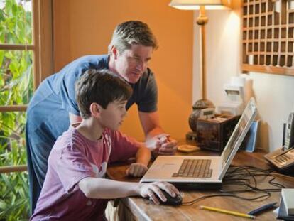 Los comportamientos que adquieren nuestros padres por el entorno los heredan los hijos.