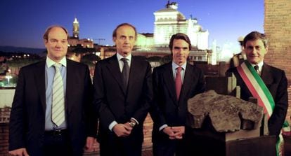 De izquierda a derecha, el hijo de Rueda, Jos&eacute; Luis Rueda; el ministro italiano de Pol&iacute;tica Comunitaria, Andrea Ronchi; el expresidente Aznar y el alcalde de Roma, Gianni Alemanno.