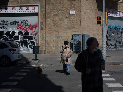 Comerços tancats al barri del Fort Pienc de Barcelona.