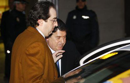 Olivas (derecha), expresidente de Bancaja, sale de la Audiencia Nacional.