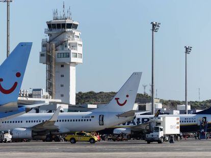 Avione de Tui y Ryanair en el aeropuerto de Tenerife Sur.