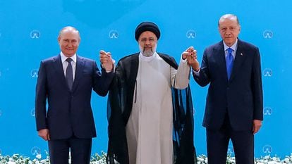 This handout photo provided by the Iranian presidential office shows Iran's President Ebrahim Raisi (C), Russian President Vladimir Putin (L), and Turkish President Recep Tayyip Erdogan posing for a picture during their summit in Tehran on July 19, 2022. (Photo by IRANIAN PRESIDENCY / AFP) / === RESTRICTED TO EDITORIAL USE - MANDATORY CREDIT "AFP PHOTO / HO / IRANIAN PRESIDENCY" - NO MARKETING NO ADVERTISING CAMPAIGNS - DISTRIBUTED AS A SERVICE TO CLIENTS ===