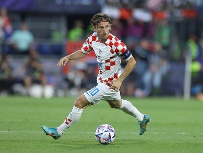 Modric controla el balón durante el partido de semifinales de la Liga de las Naciones entre Croacia y Países Bajos el miércoles en Róterdam.