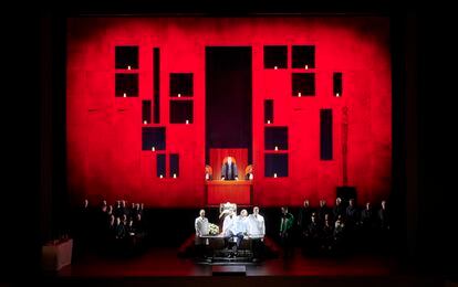 El escenario se ilumina de rojo para la caída final de Don Giovanni al final del segundo acto de la ópera.