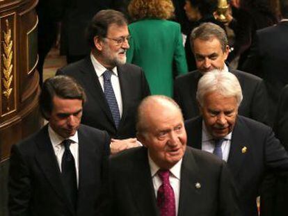 Los jefes de Gobierno que trabajaron estos 40 años con Juan Carlos I apenas se dirigen la palabra pero todos respetan al monarca