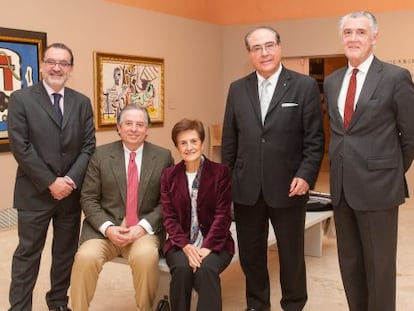 Jorge Rivera, director de CincoD&iacute;as; Juan Jos&eacute; Almagro, vicepresidente del comit&eacute; espa&ntilde;ol de Unicef; la catedr&aacute;tica Adela Cortina; Miguel &Aacute;ngel Escotet, director general de RSCy comunicaci&oacute;n de Abanca, y Evelio Acevedo, director gerente de la Fundaci&oacute;n Museo Thyssen-Bornemisza, en la sala de dicha pinacoteca en la que se exponen hasta el domingo las 12 obras propiedad de Abanca que conforman la exposici&oacute;n Picasso y el cubismo.