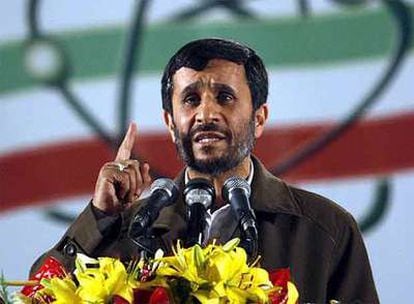 El presidente iraní, Mahmud Ahmadineyad, pronuncia un discurso ayer en la planta de Natanz.