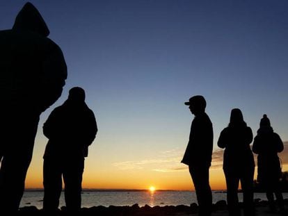 Personas observando el solsticio de invierno en West Island en Estados Unidos.