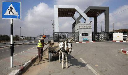 Un hombre y su burro, junto al paso de Rafah, entre Gaza y Egipto el 17 de julio de 2018.