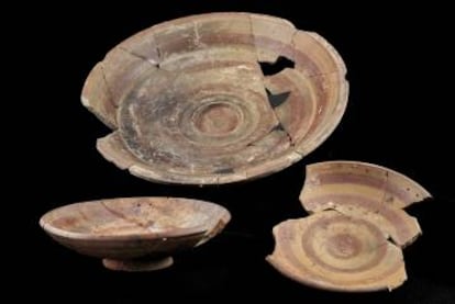 Copa de vino y fuentes de la excavación.