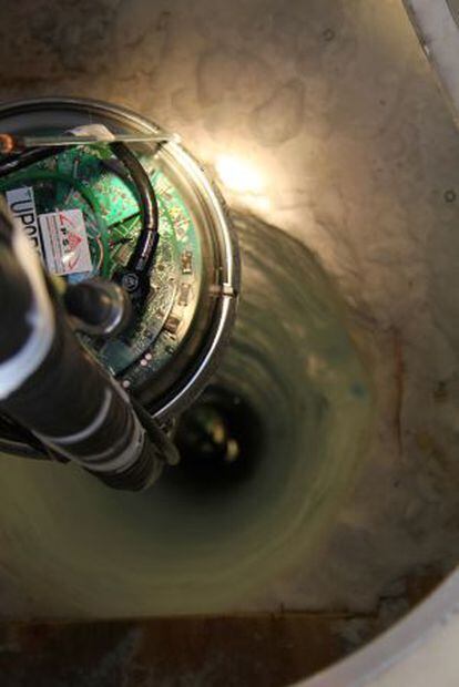 Instalación de un detector del IceCube en el hielo.r