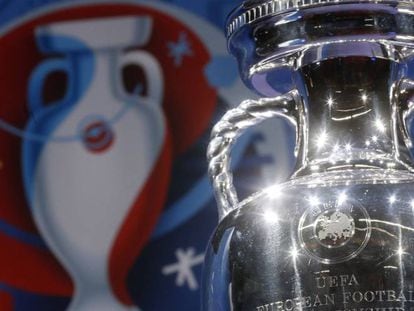El trofeu de l'Eurocopa, en la presentació del torneig a París.