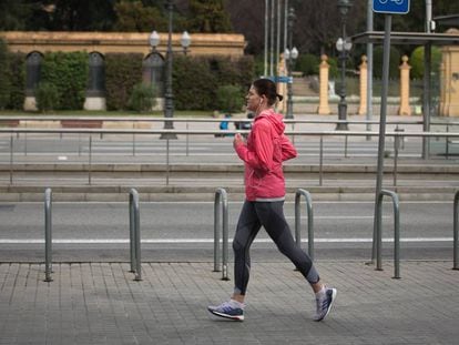 Una 'runner' a la Diagonal de Barcelona, aquest dimecres.