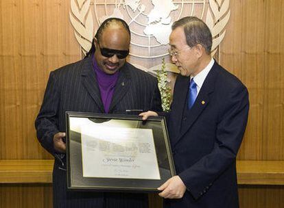 El músico recibe del secretario general de la Organización de las Naciones Unidas el nombramiento de Mensajero de la Paz de la ONU para la defensa de los derechos de las personas discapacitadas.