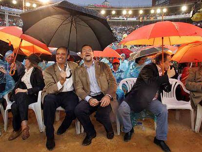 Francisco Camps tuvo que echar mano del paraguas para cubrir a Mariano Rajoy de la lluvia durante el mitin en Valencia.