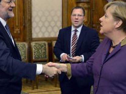Mariano Rajoy saludando a Angela Merkel  en Bucarest
