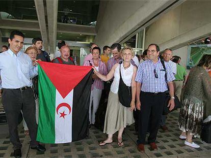 Gurutze Irizar sostiene la bandera de la República Árabe Democrática Saharaui (RASD), ayer junto al grueso de la expedición en Loiu.