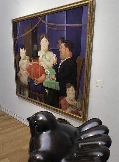 En la imagen, el óleo <i>Jugadores de Cartas II</i>, junto a la escultura <i>Pequeño pájaro</i>, ambas obras de Botero.