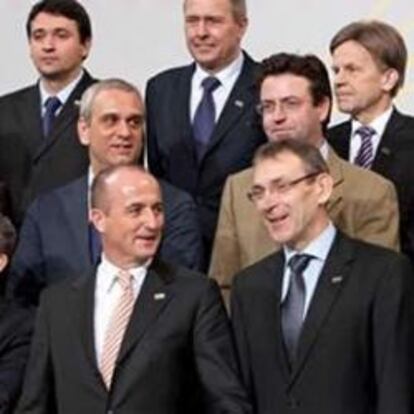 El ministro de Industria, Miguel Sebastián (c), en la foto de familia de la reunión informal que los titulares de Energía e Industria de la UE mantienen desde hoy en Sevilla para debatir el Plan de Acción 2010-2014.