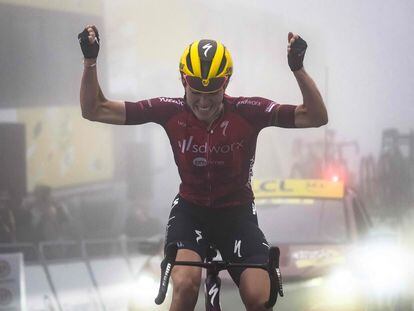 Demi Vollering celebra su victoria en la séptima etapa del Tour de Francia, este sábado.