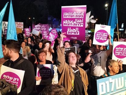 Cientos de personas se manifiestan el 18 enero en Tel Aviv por un alto el fuego definitivo en la guerra de Gaza.