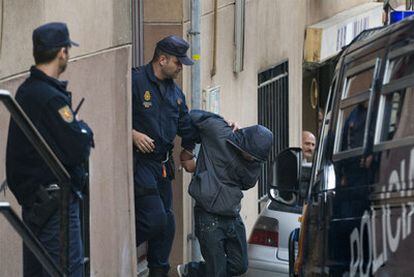 La policía se lleva detenido a un acusado de terrorismo islamista en Santa Coloma de Gramenet, (Barcelona), en octubre de 2008