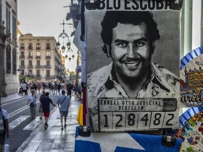 Camiseta 'souvenir' en una parada de la calle de Jaume I de Barcelona.