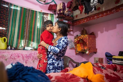En esta imagen del archivo de la Fundación Gates, Sangam comparte un momento con su hija, Ishika Kumari, en su vivienda de una habitación en una colonia de reasentamiento en la región sureste de Nueva Delhi (India), el 19 de febrero de 2021. Sangam completa sus tareas domésticas antes de irse a enseñar en el centro educativo local.