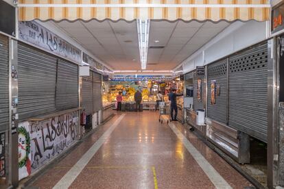 El mercado por la mañana, cuando solamente abren los comercios tradicionales de alimentación y apenas hay gente.