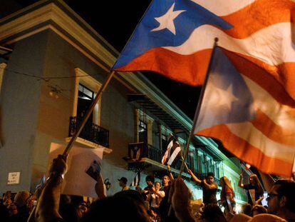 Manifestantes protestan contra de Roselló, en San Juan.