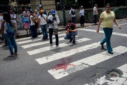 Vista de la mancha de sangre del joven de 17 años que recibió un disparo durante una concentración opositora al gobierno.