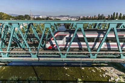 Un tren passa pel pont que creua el Besòs.