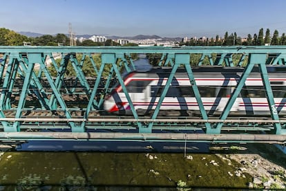 Un tren passa pel pont que creua el Besòs.