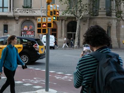 El semáforo del carril bici en la calle de Girona esquina con la ronda de Sant Pere.