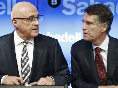 Josep Oliu, presidente de Banco Sabadell y Jaime Guardiola, consejero delegado