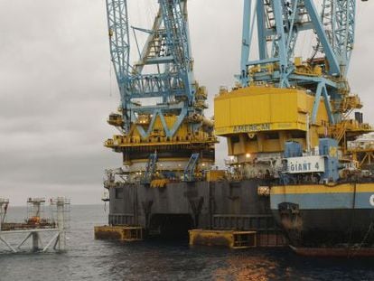 Operarios trabajando en la plataforma de pozos del dep&oacute;sito submarino de gas del Proyecto Castor a 21 kil&oacute;metros de la playa de Vinar&ograve;s.