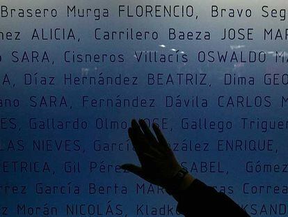 Interior del monumento, con los nombres de los fallecidos en el 11-M.