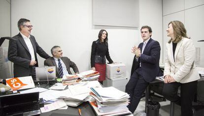 De izquierda a derecha, los diputados de C's Carina Mejías, Albert Rivera, Inés Arrimadas, Carlos Carrizosa y José Manuel Villegas en su despacho.