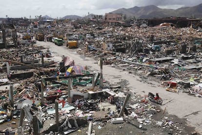 Estado en que quedo el puerto pesquero de la ciudad de Tacloban despues de ser arrasado por el tifón Yolanda.