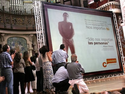 Presentación de Albert Rivera como candidato de Ciutadans a las elecciones autónomicas, en septiembre de 2006. En la campaña se utilizó como propaganda la famosa fotografía de Rivera desnudo.