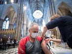 10 March 2021, United Kingdom, London: A man receives an injection of the COVID-19 Vaccine at a new vaccination site opened at Poets' Corner in Westminster Abbey. Photo: Stefan Rousseau/PA Wire/dpa
10/03/2021 ONLY FOR USE IN SPAIN