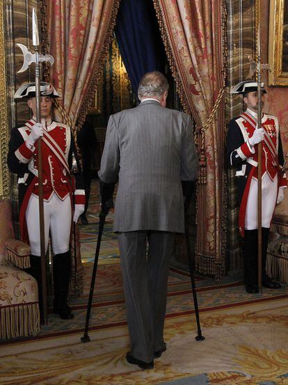El rey don Juan Carlos, con muletas, momentos antes del almuerzo de gala ofrecido, en el Palacio Real de Madrid, a la presidenta de Brasil, Dilma Rousseff, con motivo de su visita oficial a España.