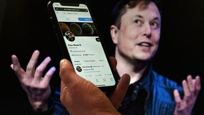 Una pantalla de teléfono muestra la cuenta de Twitter de Elon Musk con una foto suya de fondo, en abril de 2022, en Washington, DC.
