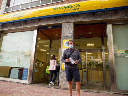 Un hombre sale de la central de Correos de Vitoria tras tramitar el voto por correo este jueves.