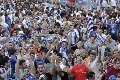 Los aficionados del Hércules celebran el ascenso.