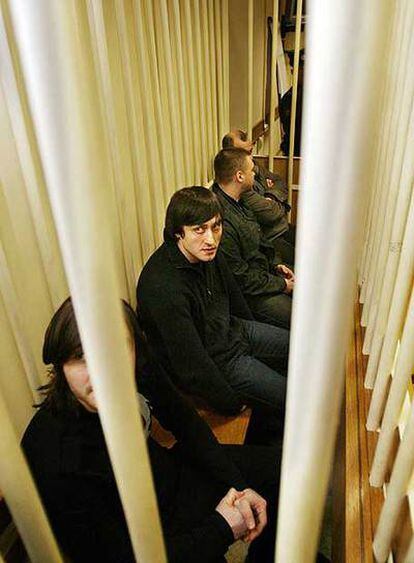 Los acusados de la muerte de Politkóvskaya, durante el juicio en Moscú.