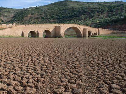 El puente renacentista de Ariza, en Jaén, emerge de las aguas en periodos de sequía.